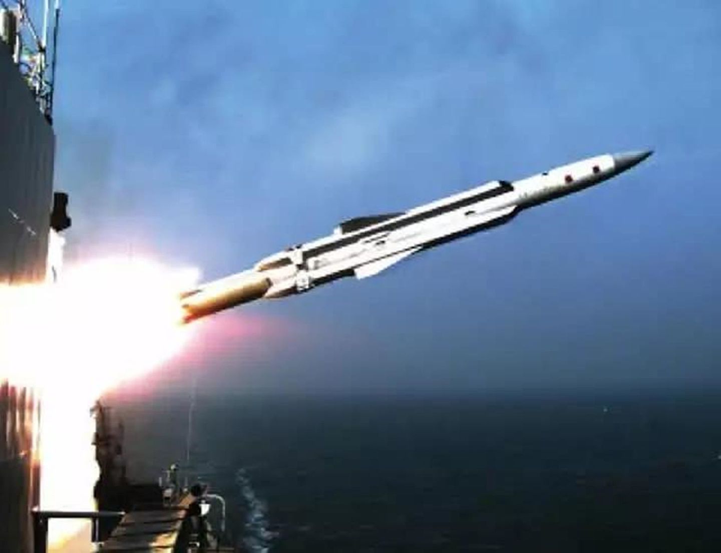 2017年3月，鹰击-12反舰导弹的舰载版曝光。（鼎盛军事）