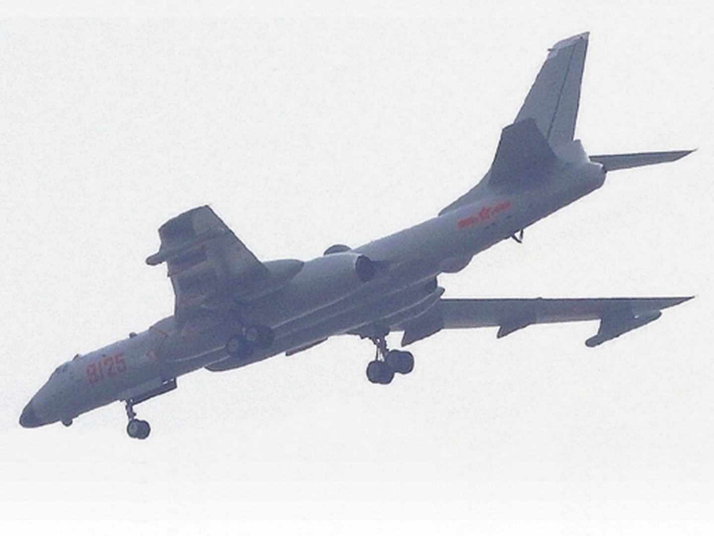 2019年4月28日，轰-6最新改进型轰-6J曝光。（微博@鼎盛考古）