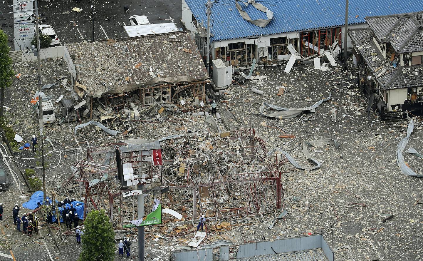 福岛爆炸：福岛县一间火锅店7月30日上午发生爆炸，至少1死18伤。 可见爆炸威力强大，餐厅及附近建筑严重损毁。 （AP）