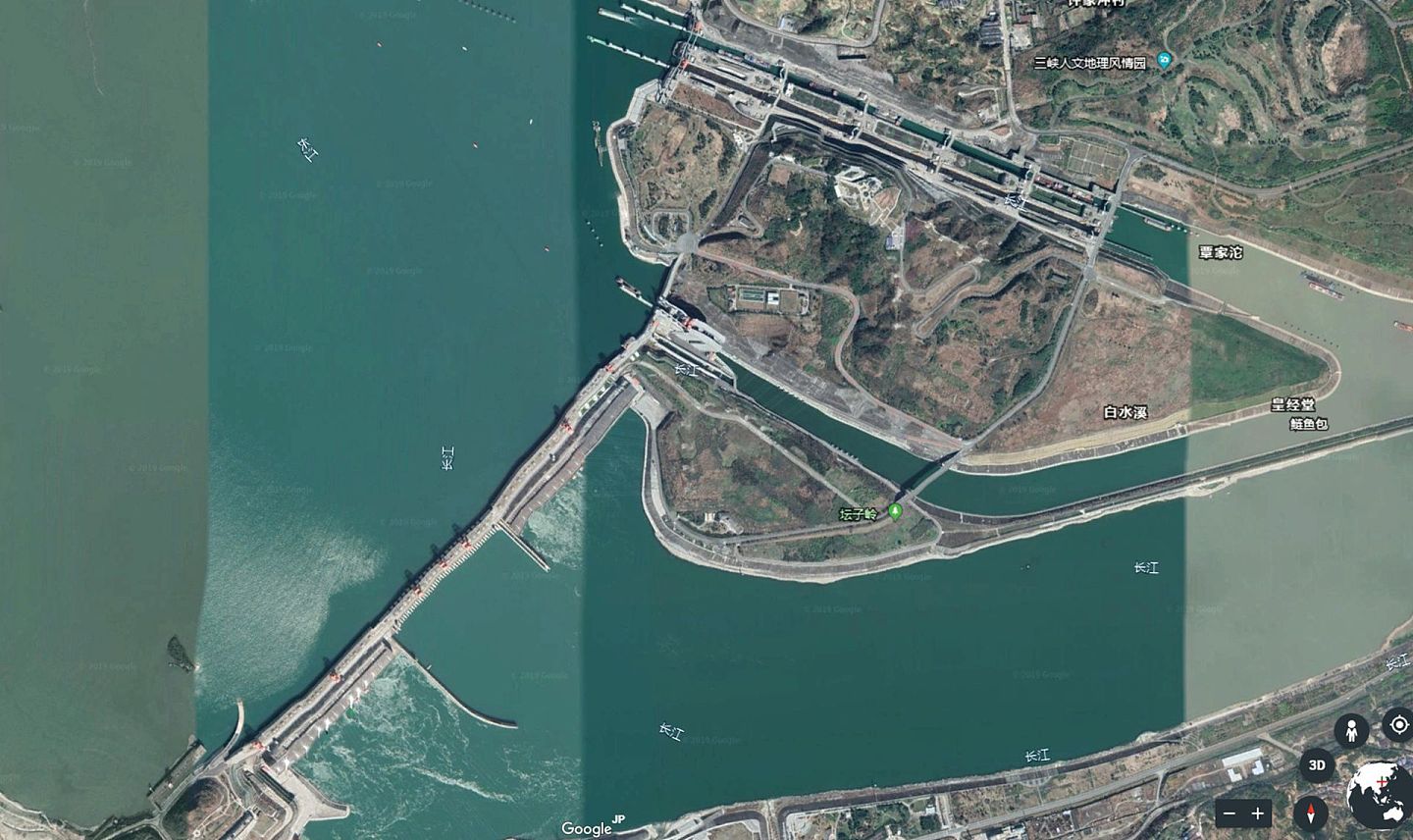2019年还爆出了一张三峡大坝严重变形的谷歌卫星图片，事实上只不过是卫星图片拼接问题而已。（谷歌地图截图）
