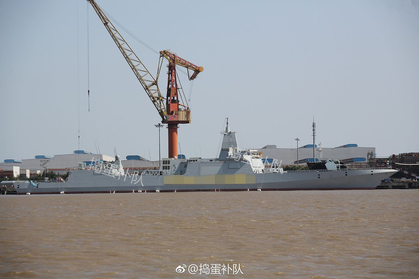 长江流域是中国经济最发达的地区之一，一旦三峡大坝崩溃确实对中国影响极大。比如正在建造003型航母的江南造船厂就位于长江入海口附近的崇明岛上。图为江南造船厂正在建造中的055型导弹驱逐舰。（微博@捣蛋补队）