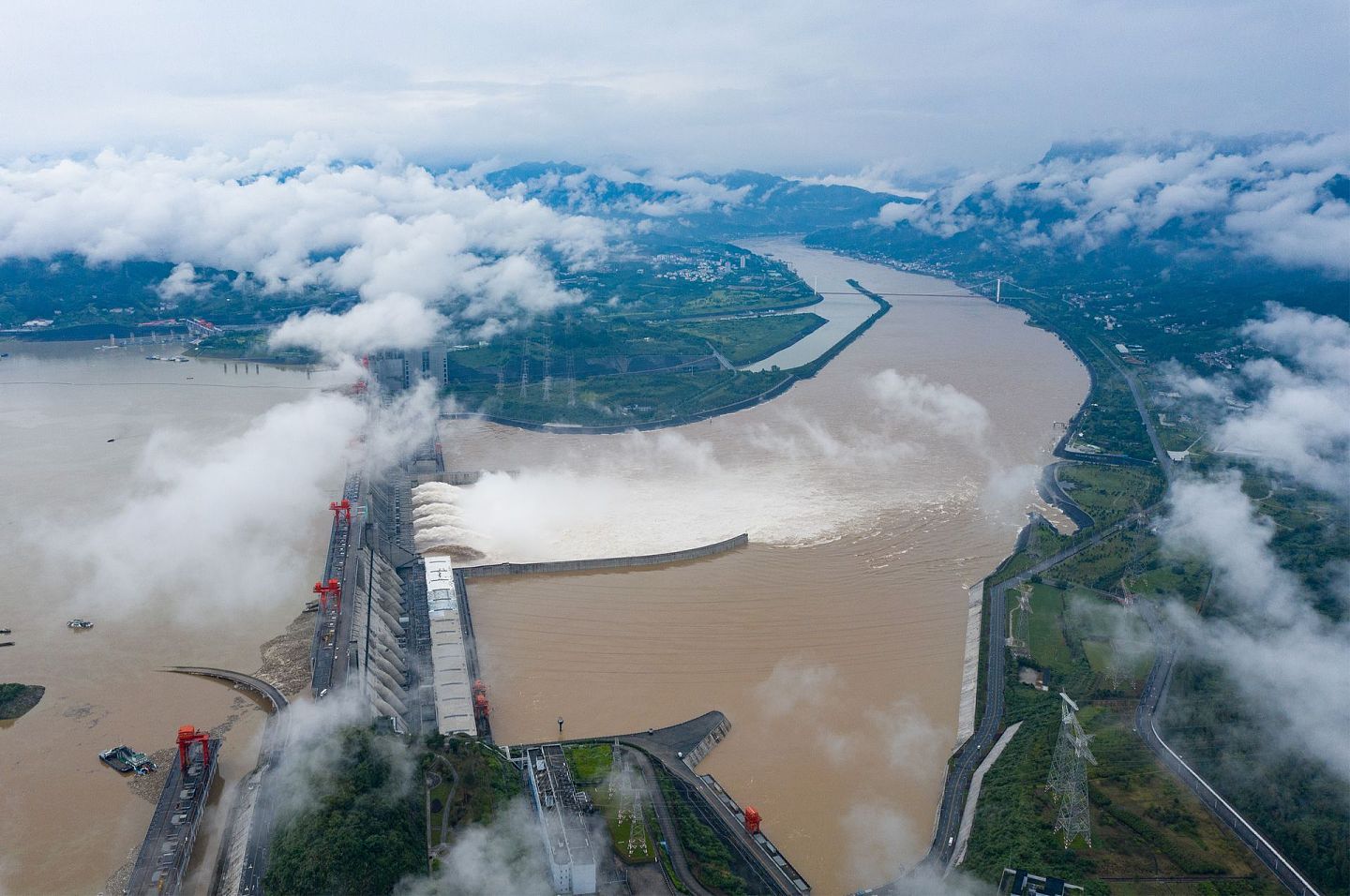 2020年雨季，中国长江、淮河流域普降大雨导致洪灾，三峡大坝“溃坝”之声声嚣尘上。图为2020年7月“长江2020年2号洪水”抵达三峡大坝。（新华社）