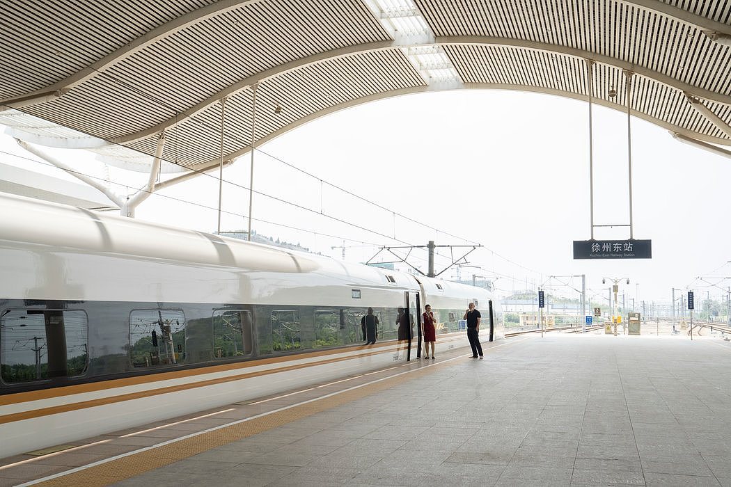徐州火车站的高铁列车。一些经济学家认为，政府应该把重点放在规模不那么大的基础设施项目上。 