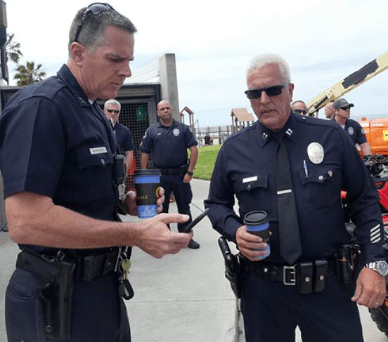 洛杉矶警官在星巴克喝出“卫生棉”事件出结果了！真相是…（组图） - 12