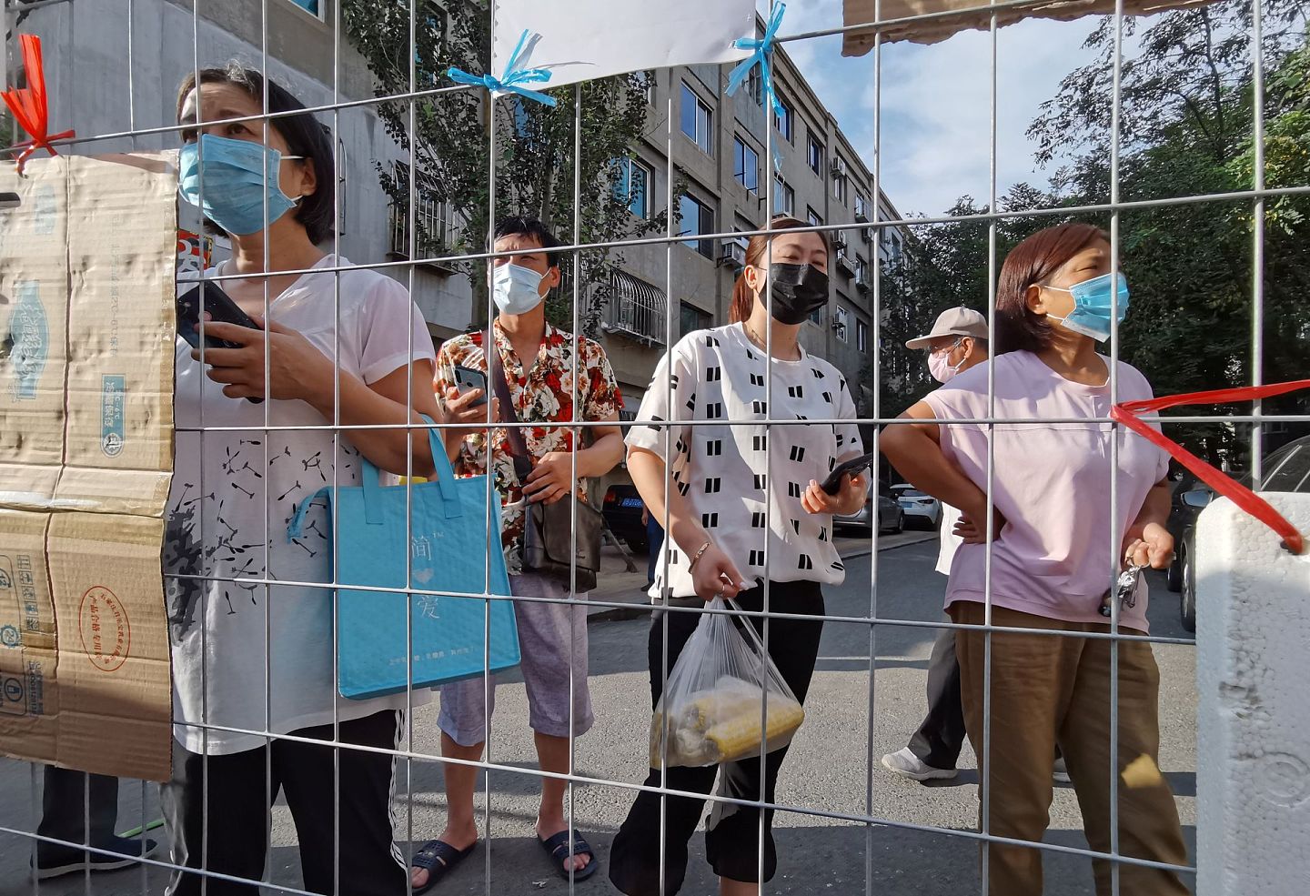 新冠病毒在中国呈现局部地区传播的态势。图为大连疫情爆发后，民众纷纷戴上口罩。（Reuters）