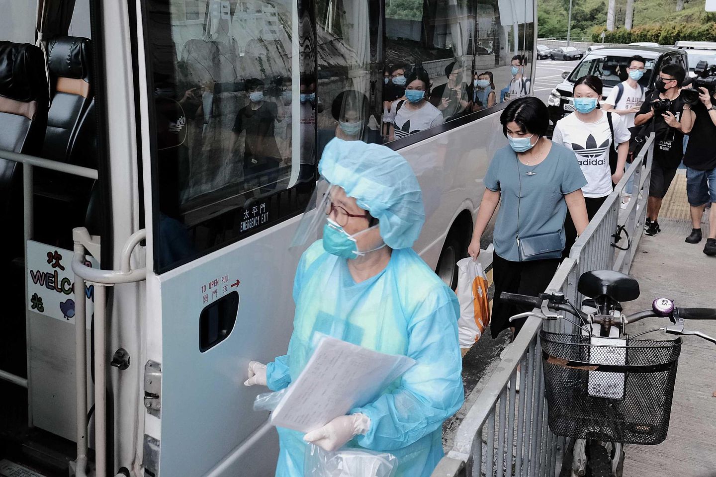随着病例持续增加，香港防疫任务十分严峻，向中央政府提请帮助，有利于缓解香港医务人员的压力。（中新社）