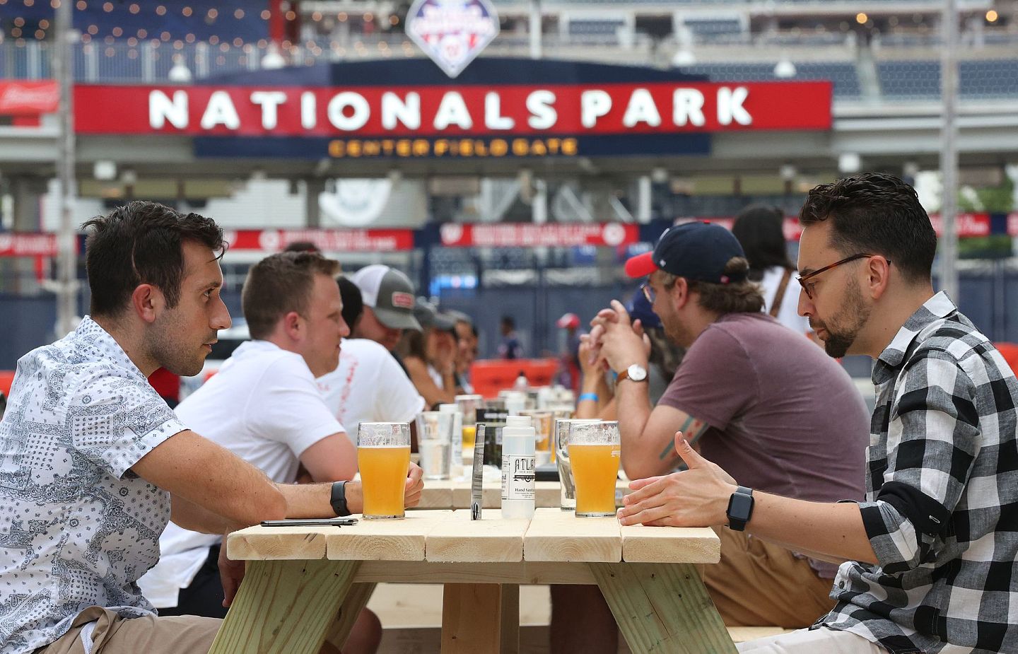 《刺针》有关脑退化症的报告指，过度饮酒是风险因素之一。图为7月23日美国华盛顿的棒球迷在国民球场外饮啤酒。（Getty）