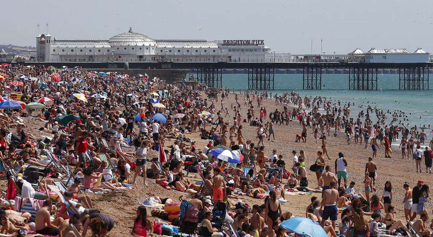 英国新冠肺炎疫情：英国新冠肺疫情有反弹之势，然而部分民众一于少理，于7月31日来到布赖顿的海滩戏水消暑。（AP）