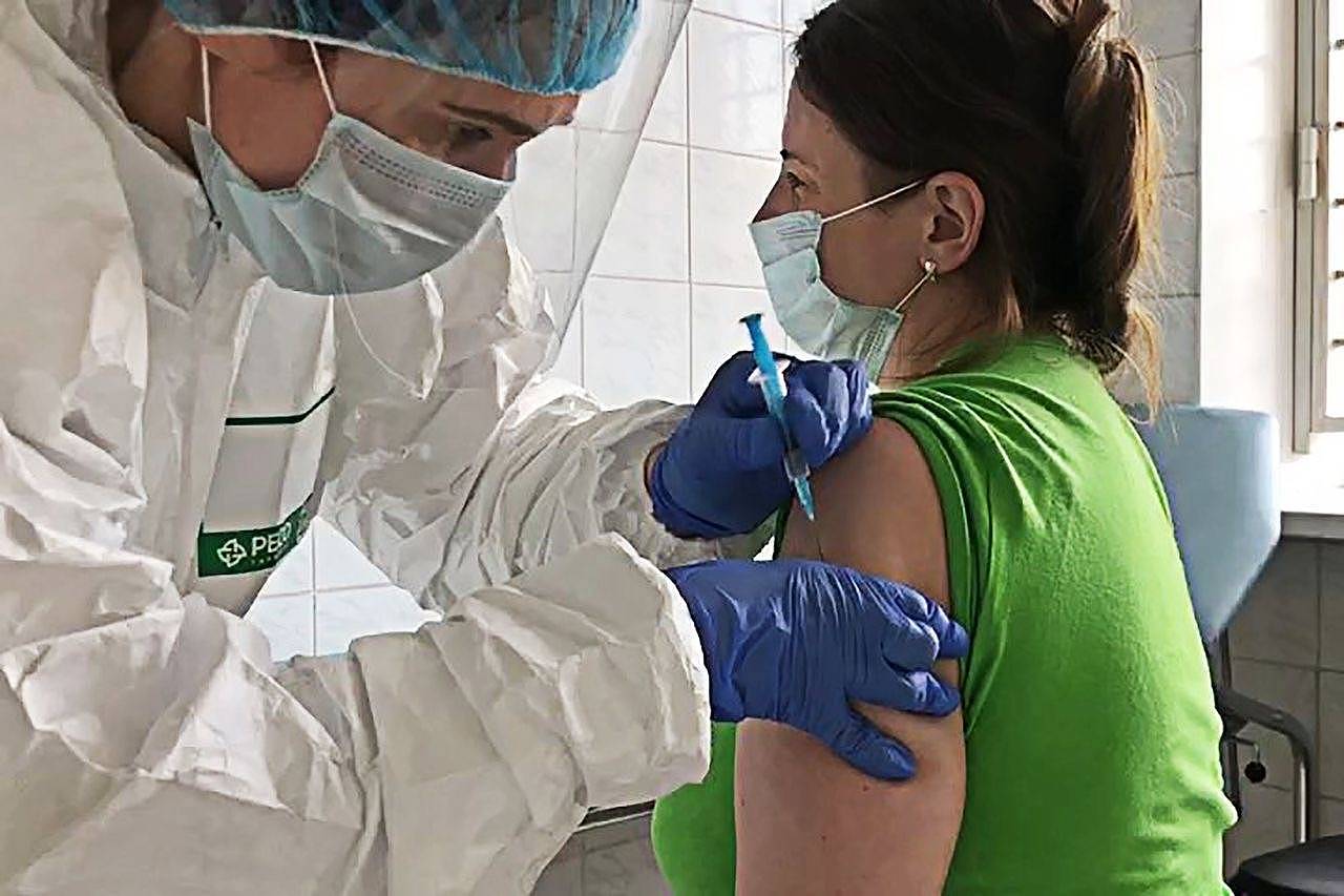 俄卫生部长：10月开始大规模接种新冠疫苗，医生和老师首批（图） - 1