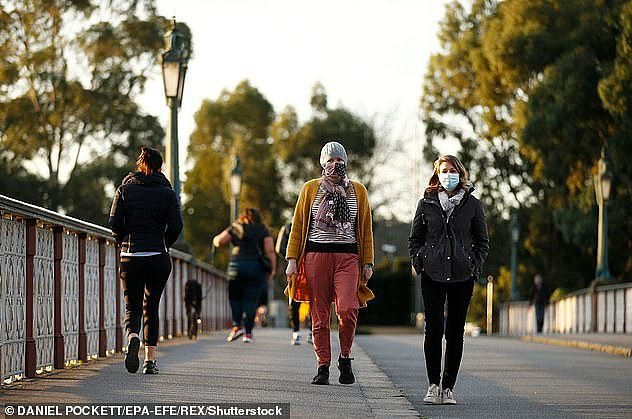 31433942-8583267-Melbourne_locals_pictured_wearing_face_masks_during_a_walk_along-a-37_1596288157792.jpg,0