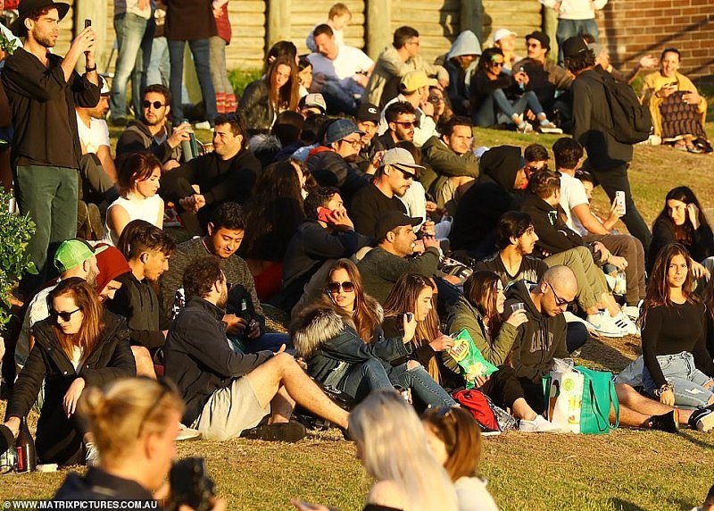 悉尼Bondi海滩又现“人挤人”！数百民众聚集，几乎没人戴口罩（组图） - 3