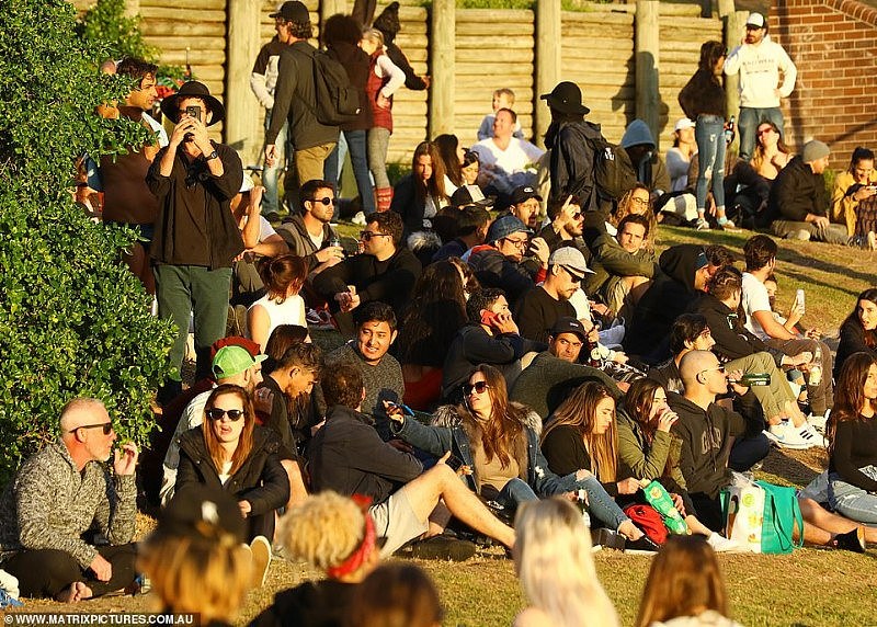 悉尼Bondi海滩又现“人挤人”！数百民众聚集，几乎没人戴口罩（组图） - 5