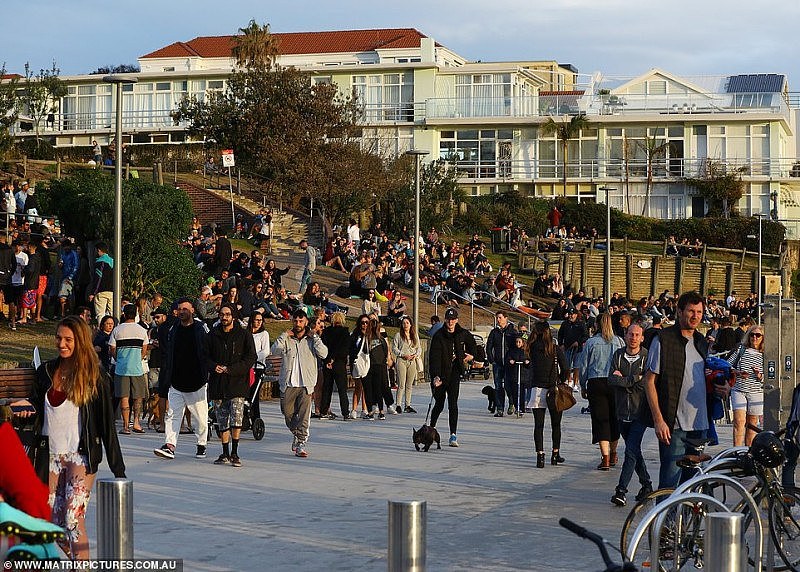 悉尼Bondi海滩又现“人挤人”！数百民众聚集，几乎没人戴口罩（组图） - 7