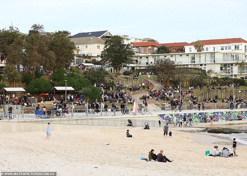 悉尼Bondi海滩又现“人挤人”！数百民众聚集，几乎没人戴口罩（组图） - 10