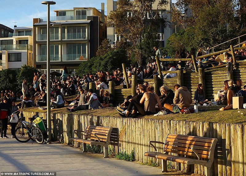 悉尼Bondi海滩又现“人挤人”！数百民众聚集，几乎没人戴口罩（组图） - 11