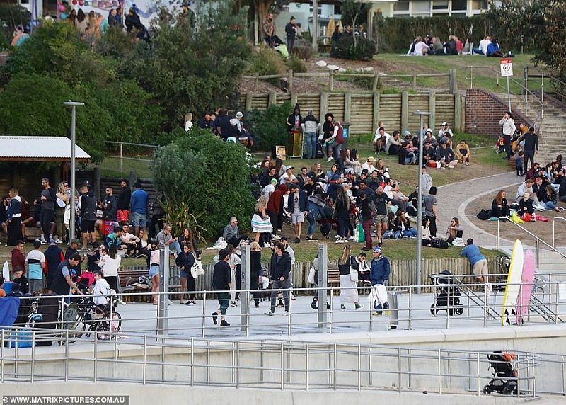 悉尼Bondi海滩又现“人挤人”！数百民众聚集，几乎没人戴口罩（组图） - 12