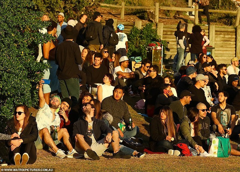 悉尼Bondi海滩又现“人挤人”！数百民众聚集，几乎没人戴口罩（组图） - 15