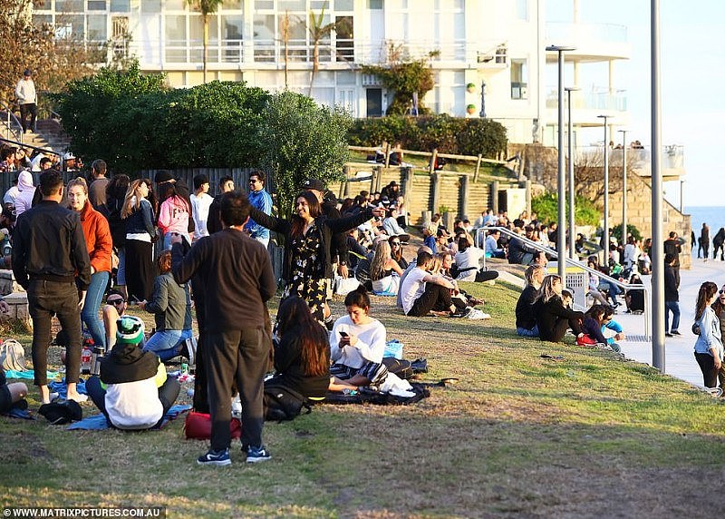 悉尼Bondi海滩又现“人挤人”！数百民众聚集，几乎没人戴口罩（组图） - 16