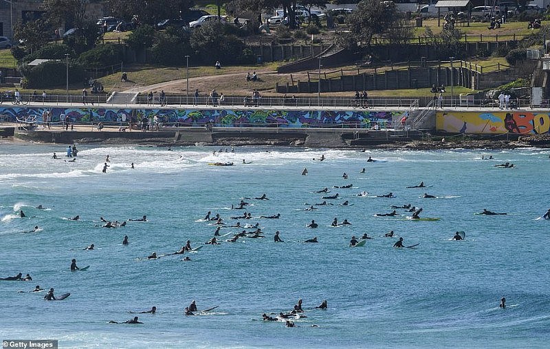 悉尼Bondi海滩又现“人挤人”！数百民众聚集，几乎没人戴口罩（组图） - 9