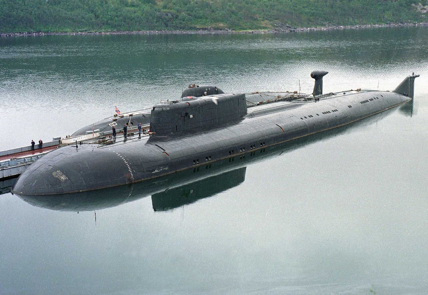 俄罗斯媒体称，华盛顿有意限制俄罗斯军工综合体技术进步，原因在于，美国没有此类研究成果。图为俄罗斯核潜艇“库尔斯克”停靠在萨帕德纳亚利斯塔港。（Reuters）