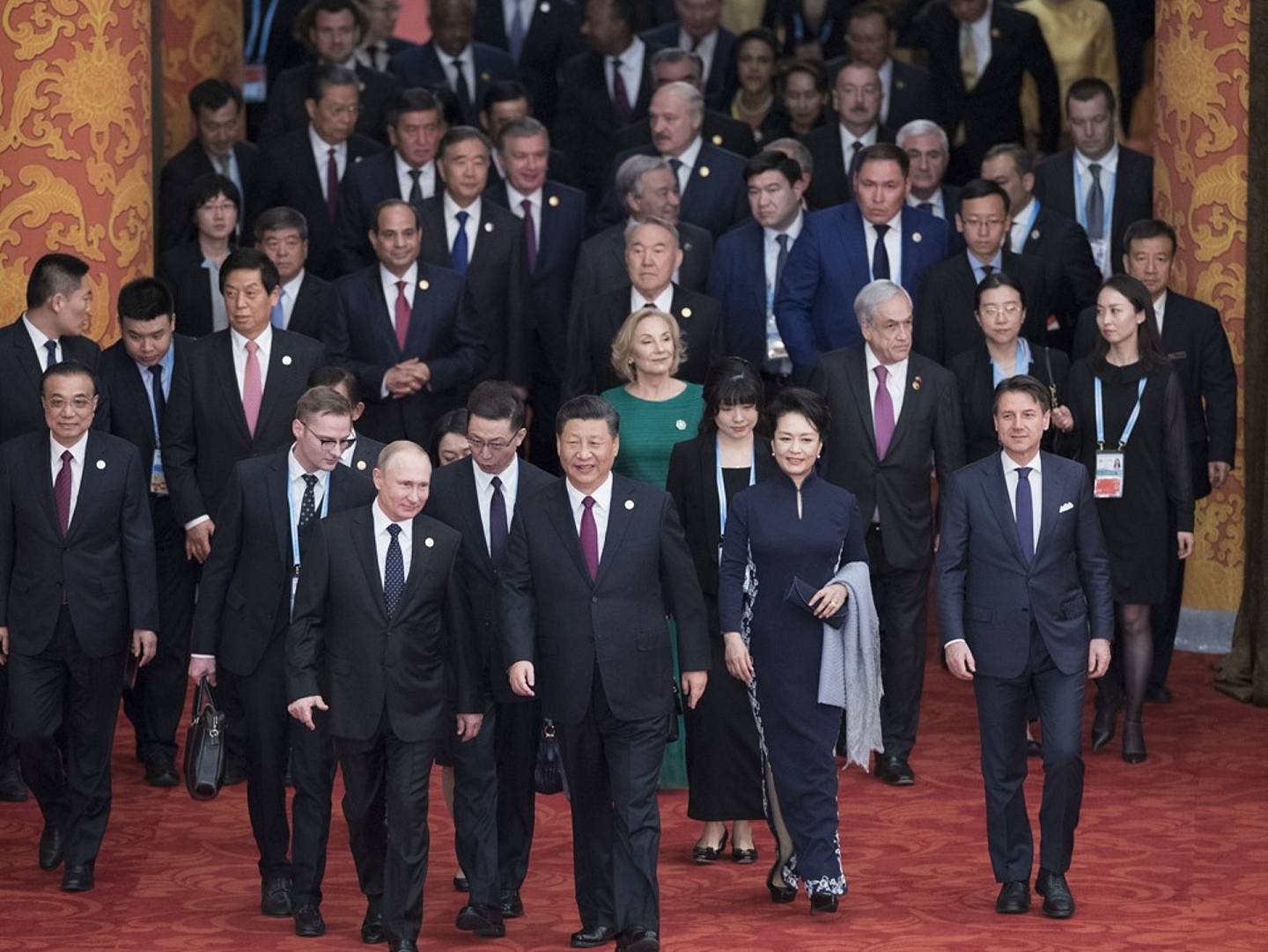 “一带一路”是由中国在2013年发起的一项倡议，旨在加强中国贸易路径沿线国家的基础设施建设，打造更为高效的贸易区域网络。图为2019年4月26日，中国国家主席习近平和夫人彭丽媛在北京人民大会堂举行宴会，欢迎出席第二届“一带一路”国际合作高峰论坛的外方领导人夫妇及嘉宾。（新华社）
