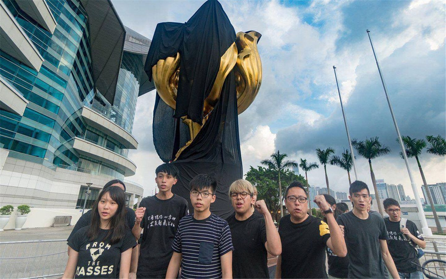 黄之锋（左三）曾率众将港府紫荆徽铜雕盖上黑布，象征“一国两制”已死。（facebook@香港社民连）