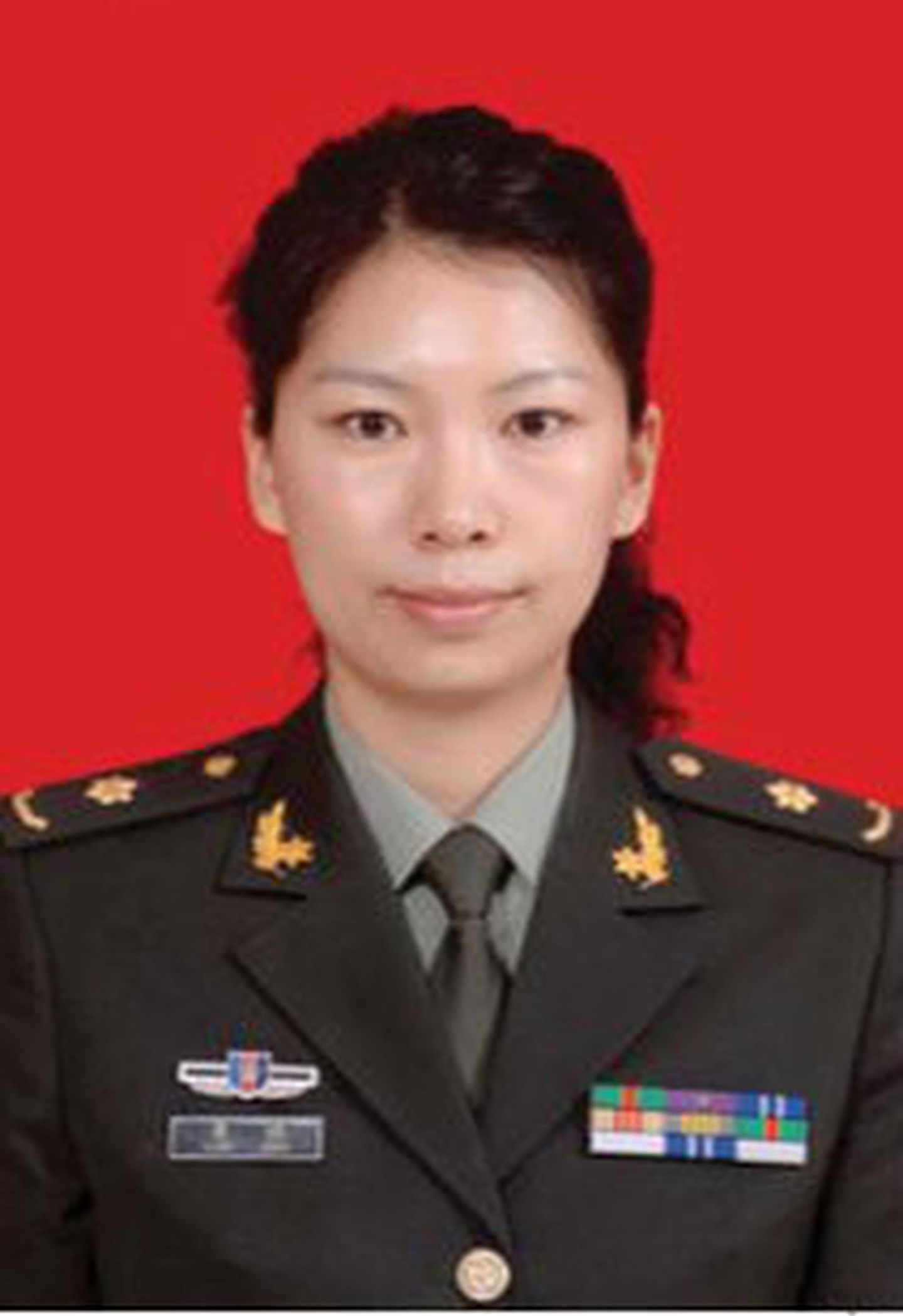唐娟否认自己是现役军人，但美国联邦调查局搜查结果显示，她是一名现役军人，受雇于中国人民解放军空军军医大学。（微博@沙棘茶叶）