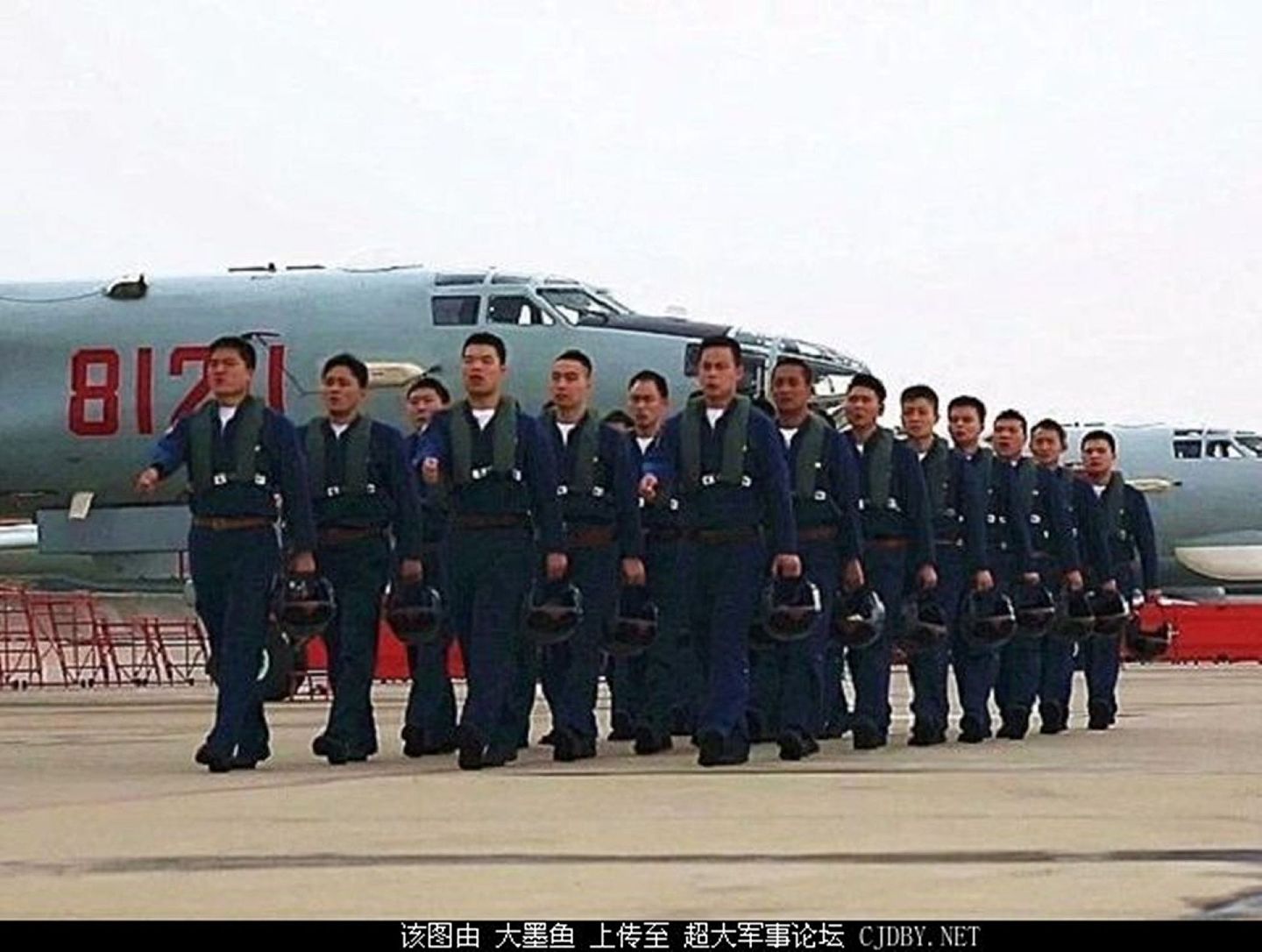 中国海军航空兵轰-6G轰炸机及其机组人员。（超级大本营军事论坛 大墨鱼）