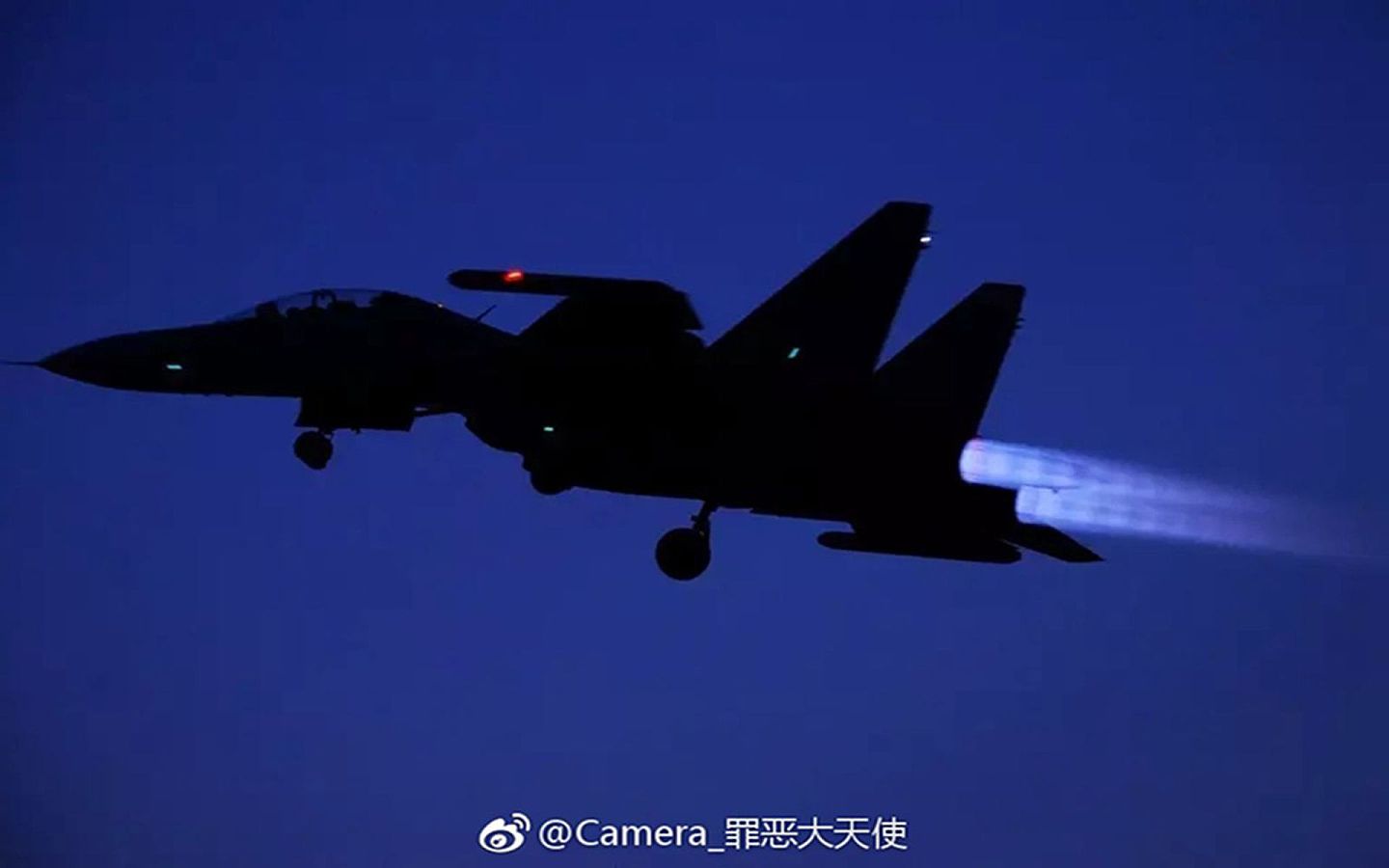 中国海军航空兵苏-30战机夜间训练。（微博@Camera_罪恶大天使）