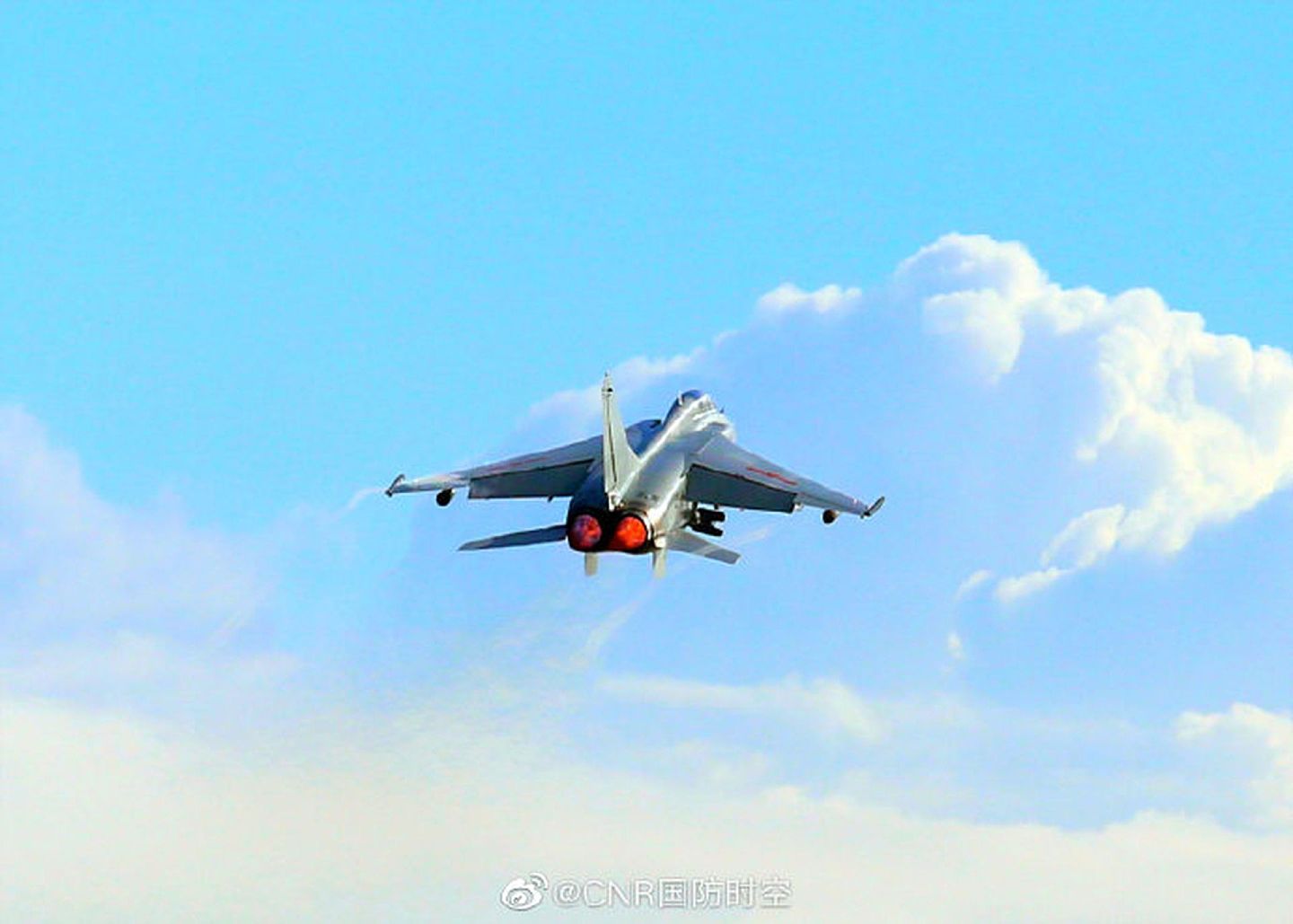 中国南部战区海军航空兵某旅组织海(地)靶实弹攻击训练。（微博@CNR国防时空）