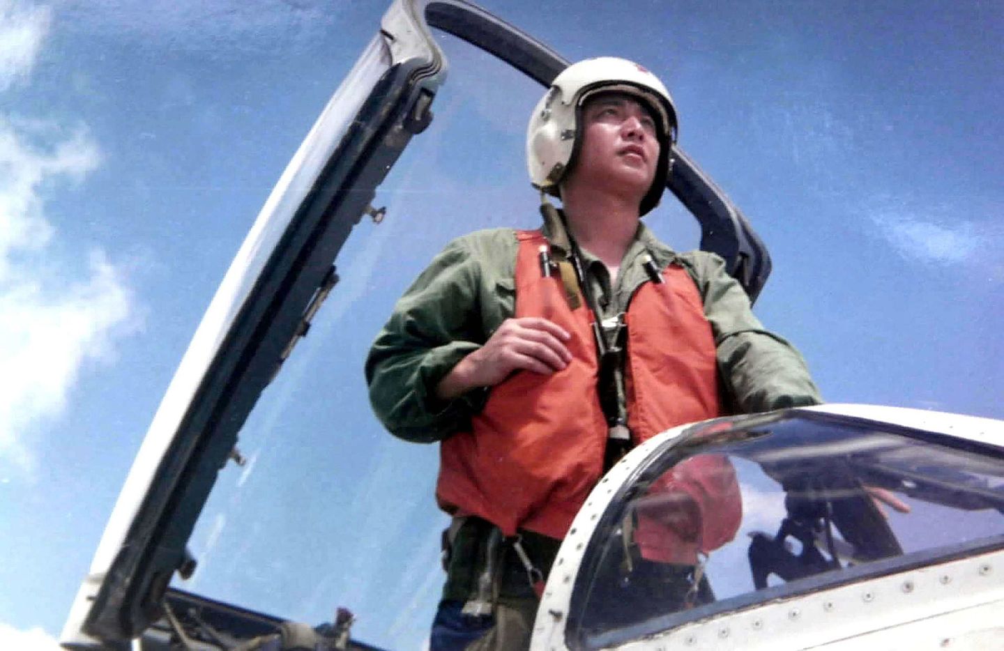 中国已经牺牲的飞行员王伟站在喷气式客机的驾驶舱内。(Getty)