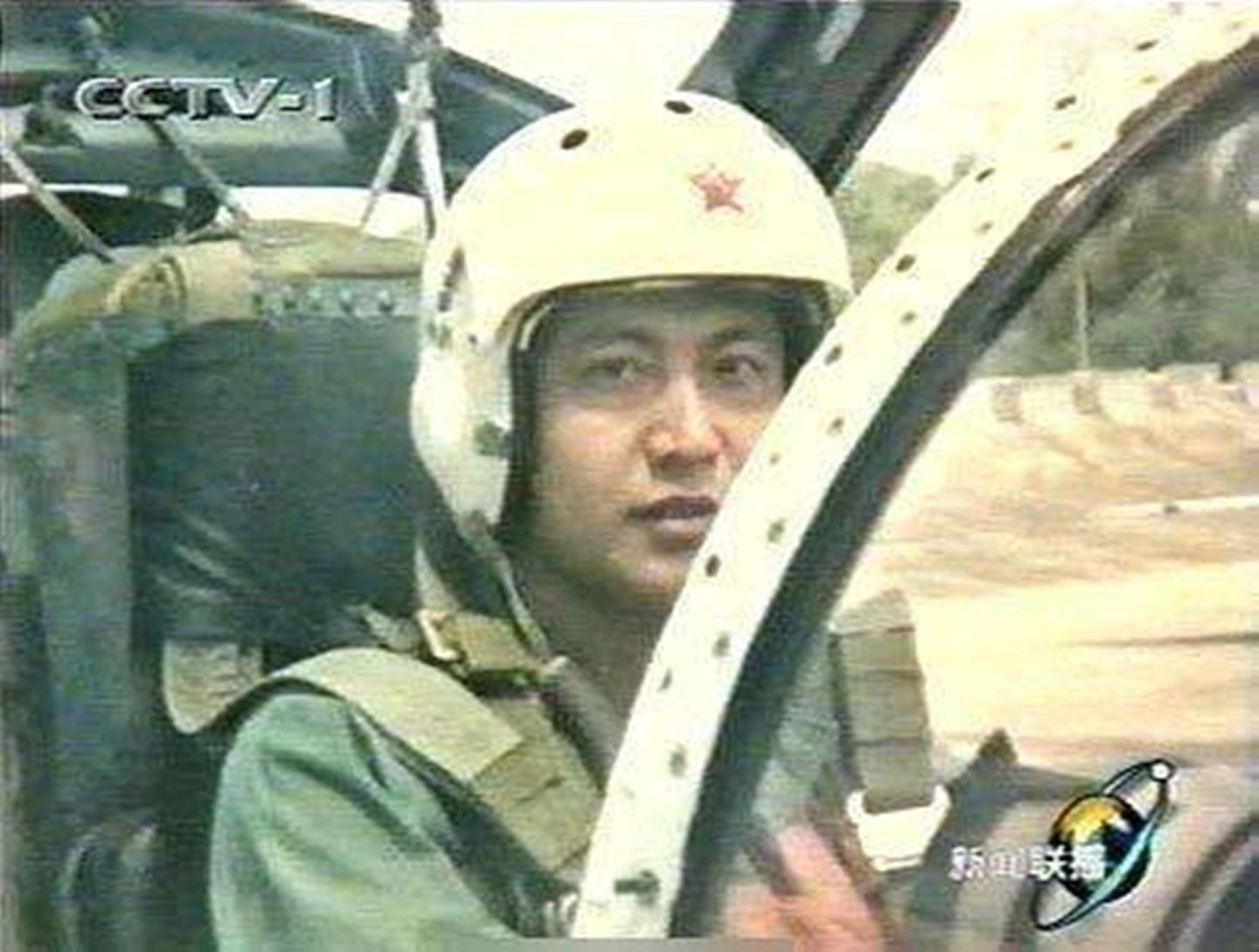 2016年10月20日，中国军报消息披露，2001年中美南海“撞机”事件英勇牺牲的王伟烈士所在海航9师某团，日前已成建制入驻西沙永兴岛机场。（央视截图）