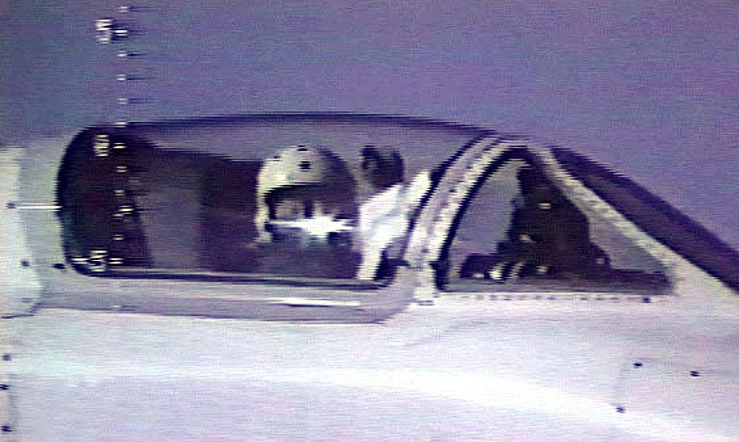 2001年4月19日，美国国防部发布的一段录像中显示，在2001年1月30日，中国飞行员王伟驾驶的中国F-8战斗机与美国间谍飞机相遇南海。（AFP）