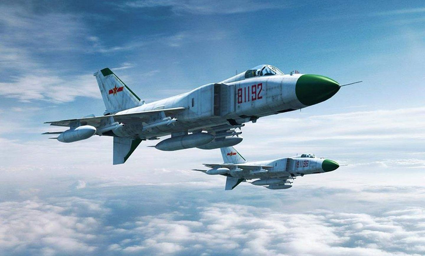 2001年4月1日，美国一架海军EP-3侦察机在中国海南岛东南海域上空活动，中方两架军用飞机对其进行跟踪监视。（鼎盛军事论坛）