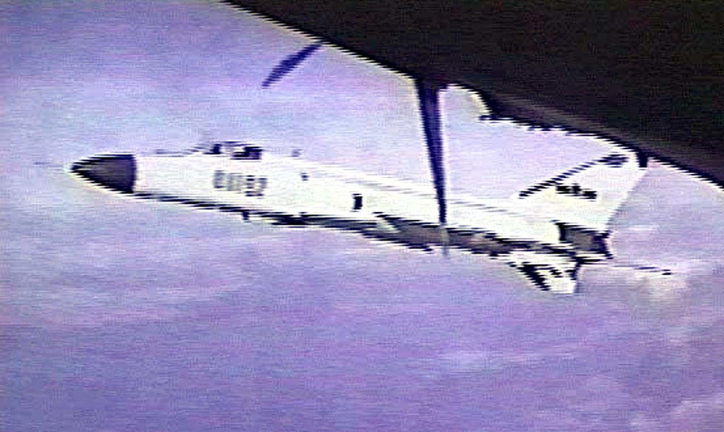 2001年4月19日，美国国防部发布的一段录像公开了撞机事件过程中的一些真实两面。（AFP）