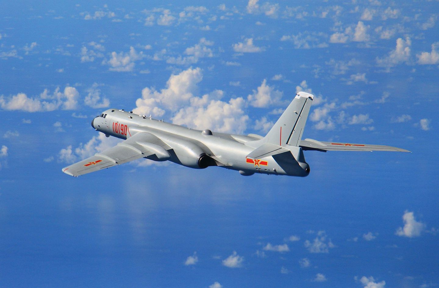 中国空军轰-6K与轰-6G可以发射远程空地巡航导弹 新华社发。（新华社）