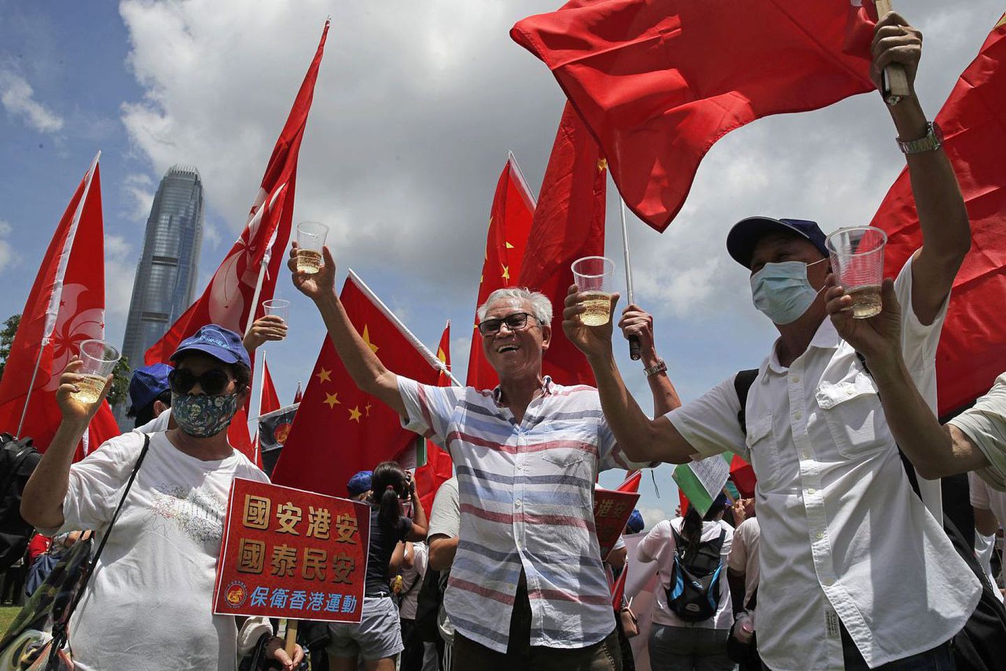 与泛民支持者普遍反对港版国安法不同，建制派支持者大多认为港版国安法能够维护香港社会的繁荣稳定。（AP）