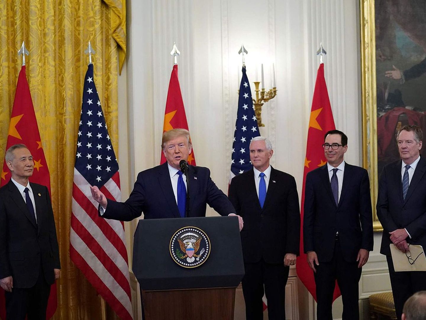 2020年1月15日，美国总统特朗普（左二）和中国国务院副总理刘鹤（左一）在白宫共同出席了签署美中第一阶段贸易协议的仪式。（Reuters）