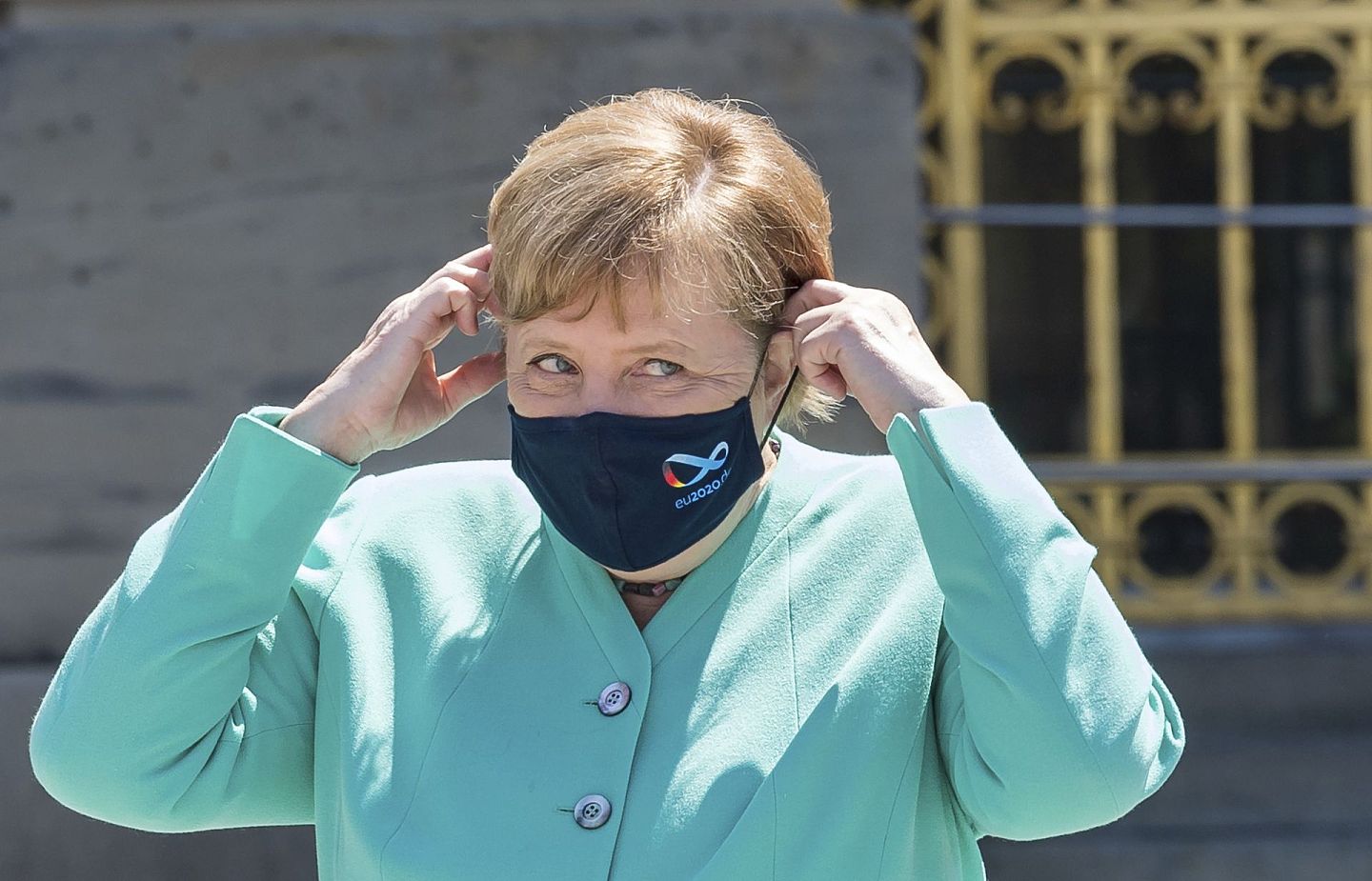 2020年7月，默克尔戴上口罩，出席巴伐利亚州内阁会议。(AP)