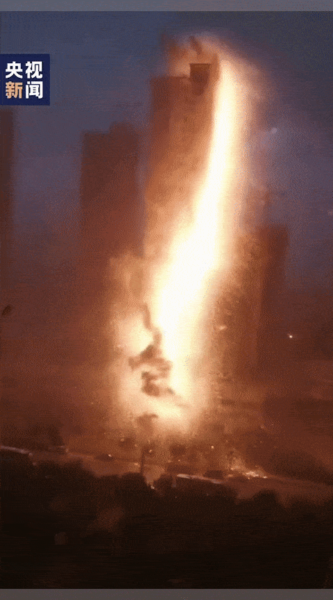恐怖！沈阳小区高压电线被雷击中，巨大火龙瞬间燃起，火花飞溅倾泻如瀑布（视频/组图） - 3