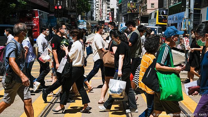 Hongkong | Coronavirus | Passanten mit Mundschutz (picture-alliance/dpa/abaca/T. Keith)