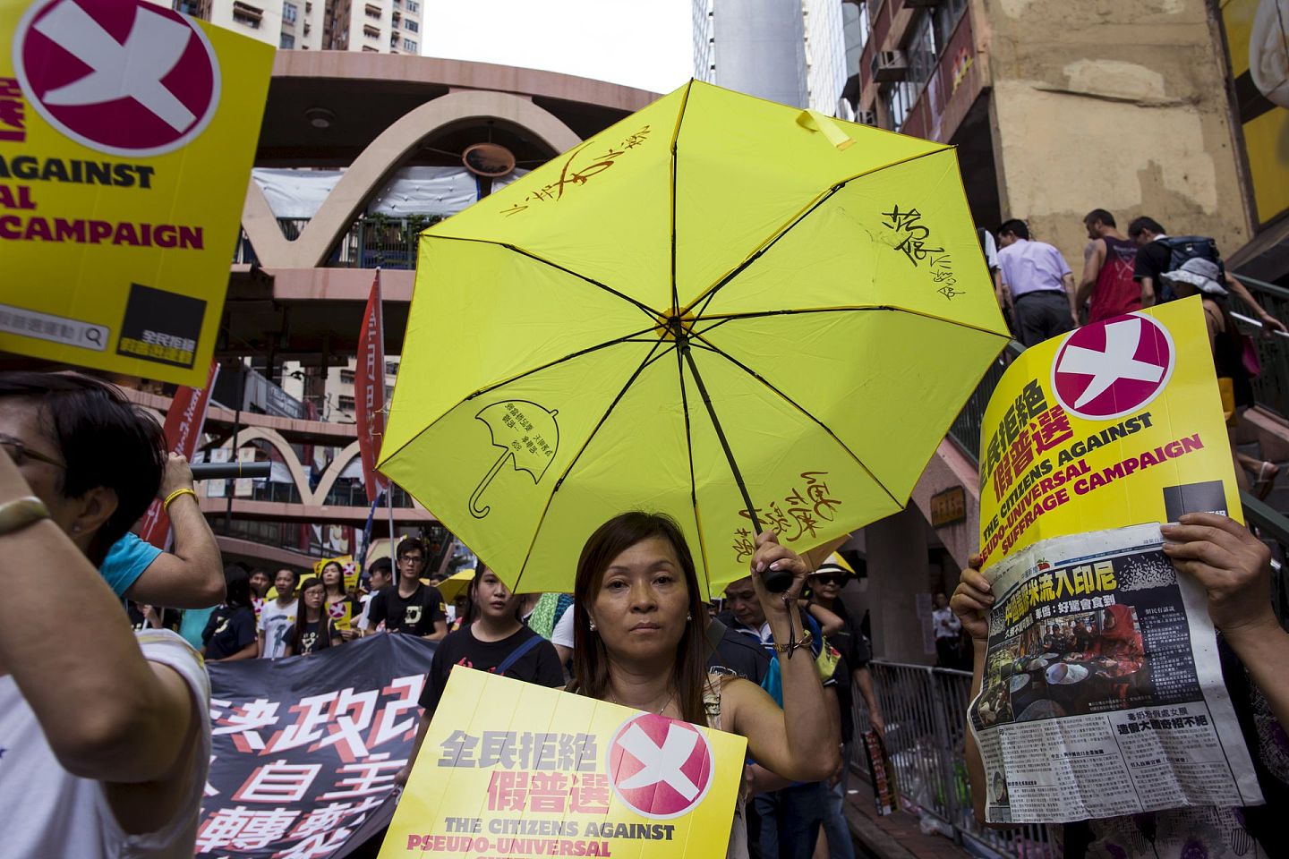 2015年6月14日，中国香港，示威者手持黄色雨伞要求香港国会拒绝北京审核的选举改革方案。（Reuters）