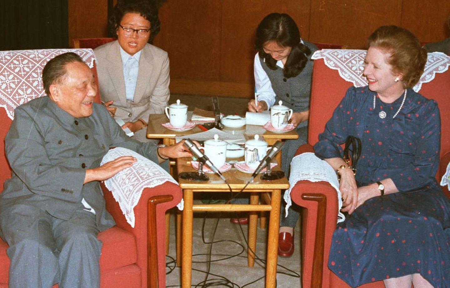上世纪80年代中英谈判时，邓小平（左一）就坚持香港不能三权分立。 （视觉中国）