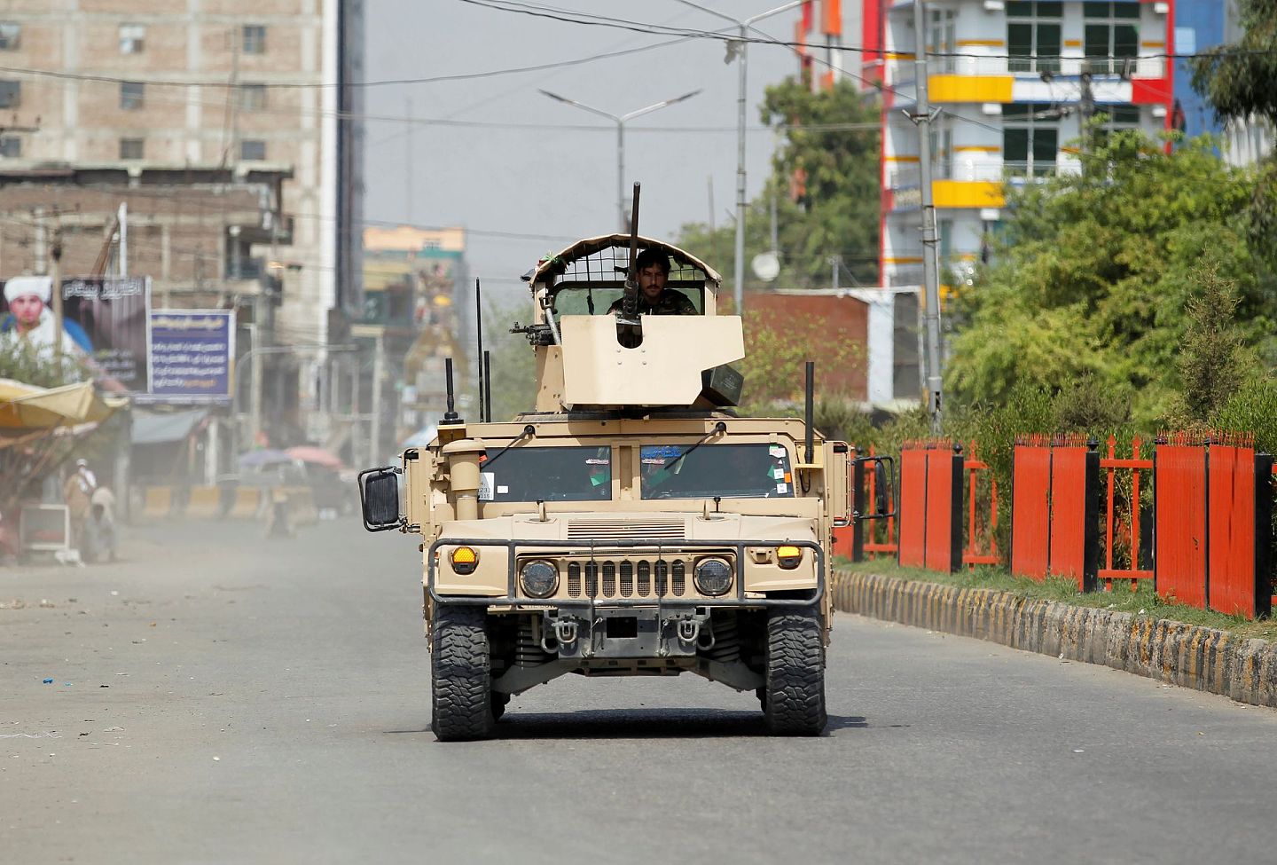 8月3日，阿富汗贾拉拉巴德一辆军车在受袭监狱附近巡逻。（Reuters）
