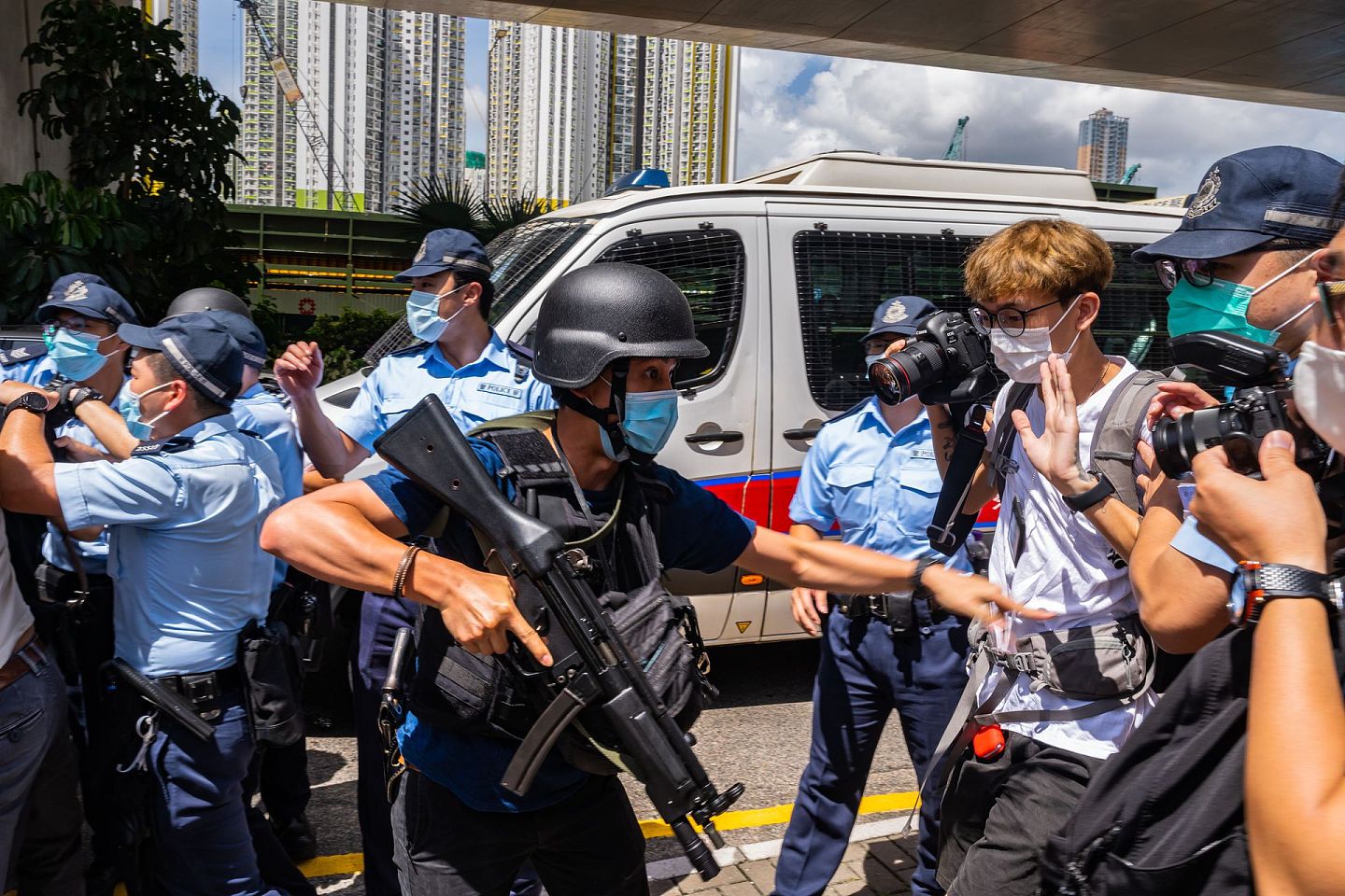 国安法让香港逐渐恢复稳定秩序，图为唐英杰违反香港国安法听证会情况。（Getty）