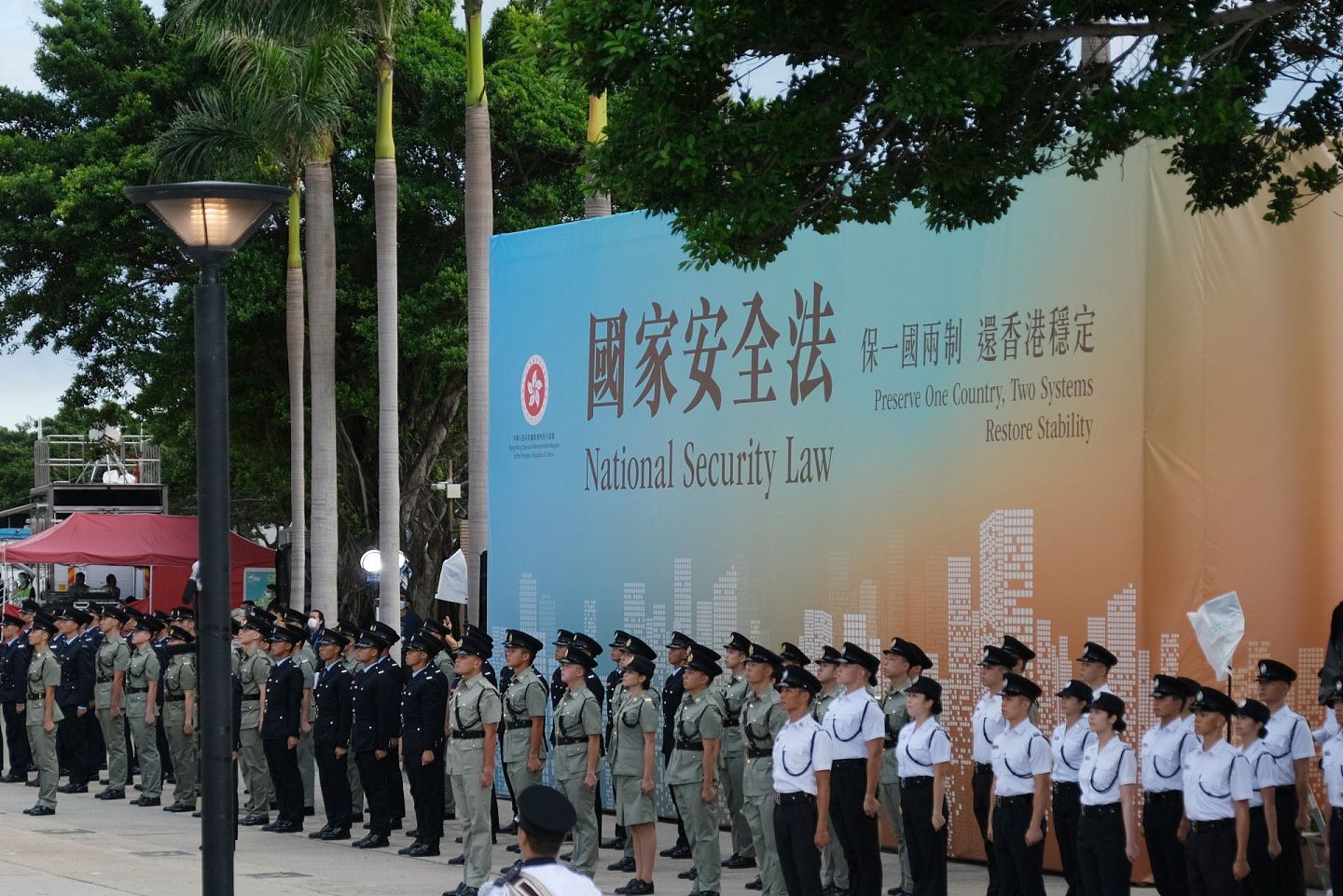 国安法生效之后，香港街头设立了港版国安法的宣传广告牌。（HK01）