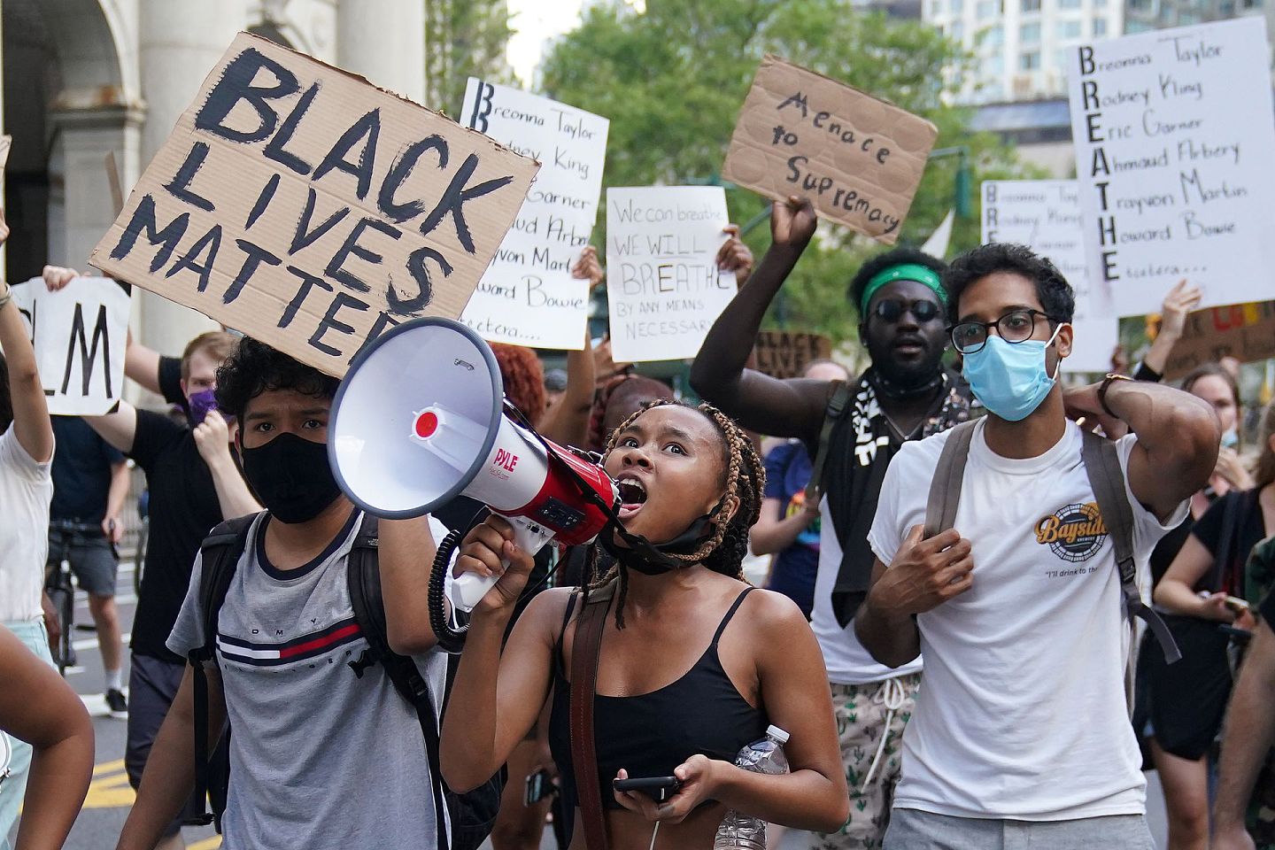 此外，“黑人的生命也很重要”运动也在美国多个城市扩散，种族问题的顽疾再现，社会撕裂加剧。（Reuters）
