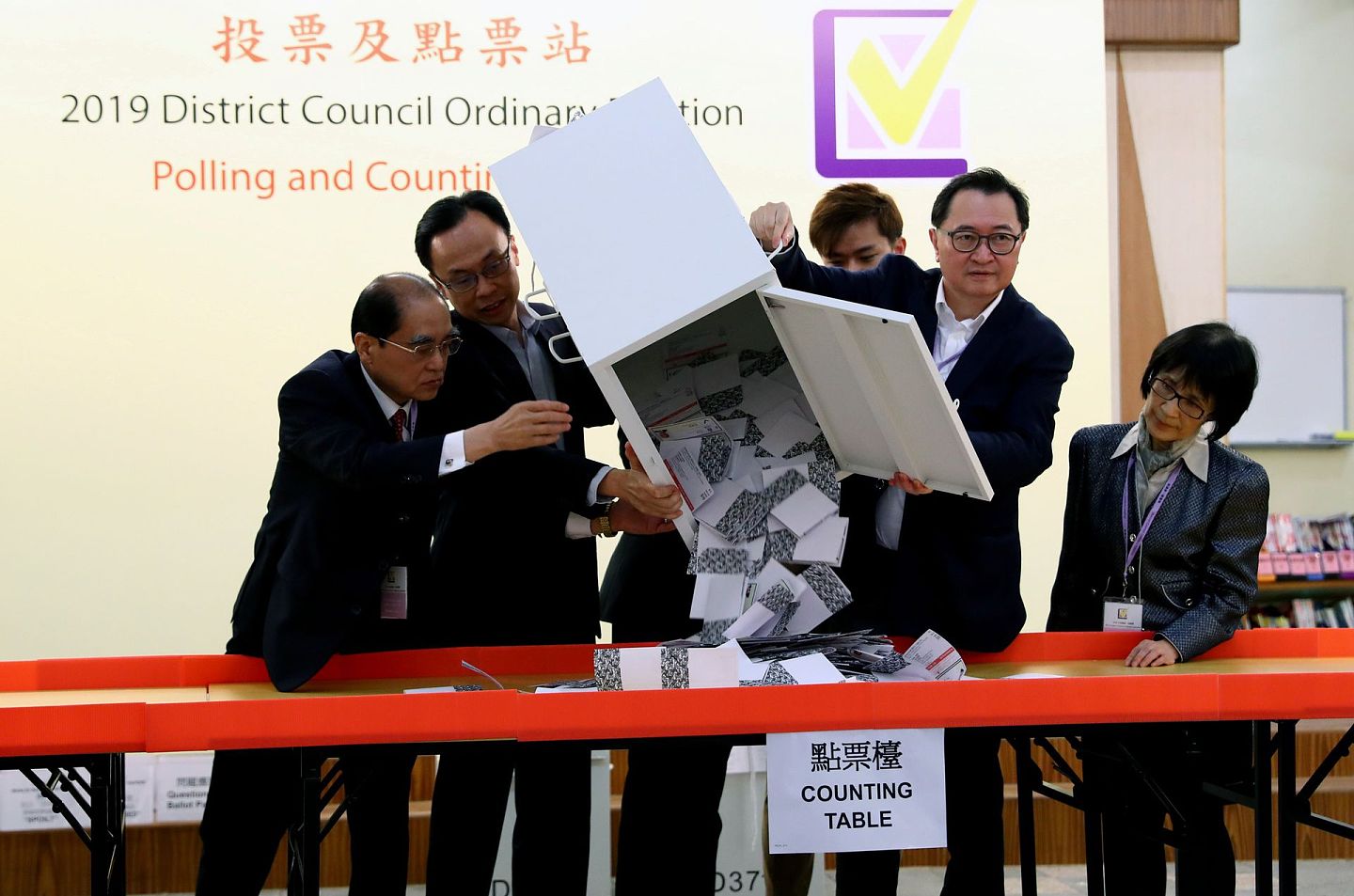港媒指2021年香港特首选委选举将引入“确认书”制度。（Reuters）