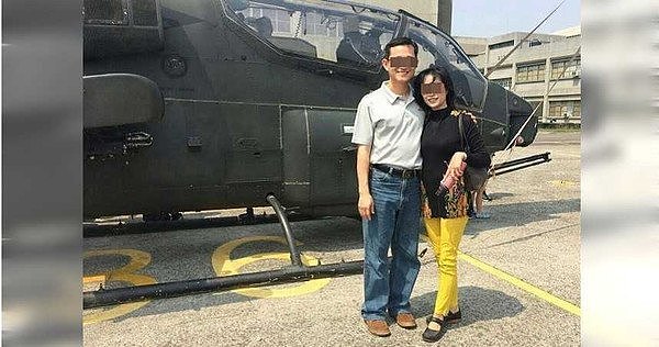 2015年3月14日，时任陆军飞行训练部少将指挥官刘男带领部属的妈妈参观基地，并在飞机前留下亲密合影。（图／翻摄画面）