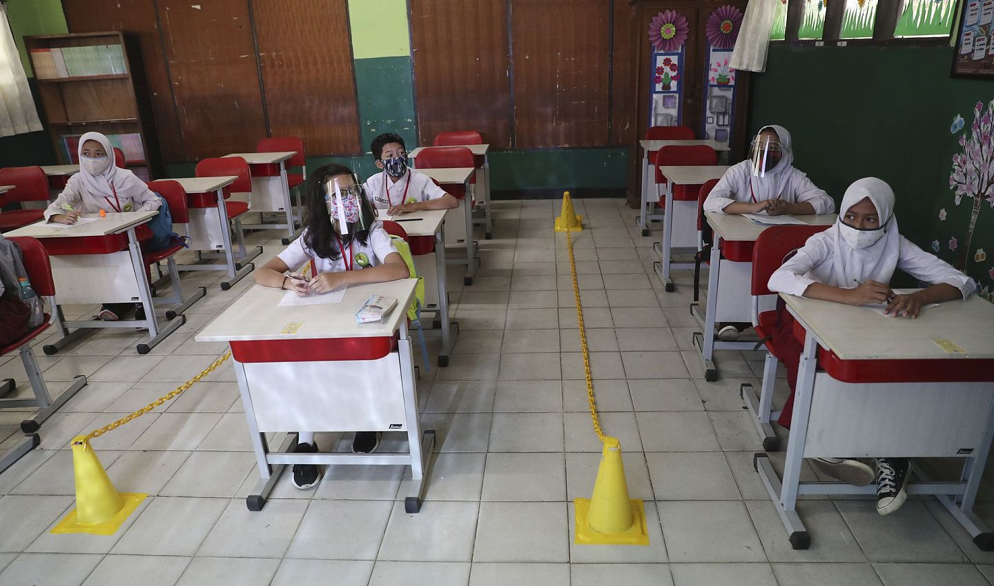 印尼新冠肺炎疫情：图为8月3日印尼勿加泗的学生在课室内坐下时保持社交距离。（AP）